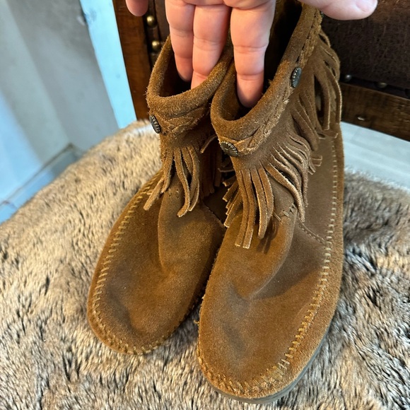 Minnetonka Brown Suede Fringe Moccasins Concho Ankle Boots, Size 9 - Picture 8 of 8
